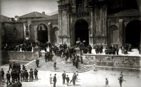 Procesión de Santa Cruz precedida por una banda de música, por las calles de Andoain (1 de 2) - Fondo Car-Kutxa Fototeka