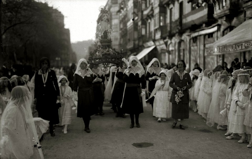 Procesión de Santa Teresa a su paso por la calle Easo (3 de 7) - Fondo Car-Kutxa Fototeka