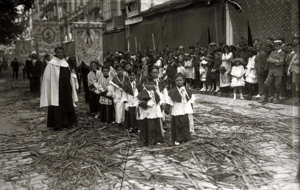 Procesión de Santa Teresa a su paso por la calle Easo (7 de 7) - Fondo Car-Kutxa Fototeka