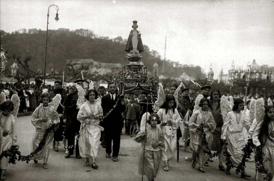 Procesión de Santa Teresa por las calles Fuenterrabía, Reyes Católicos, avenida de la Libertad y Easo (4 de 4) - Fondo Car-Kutxa Fototeka