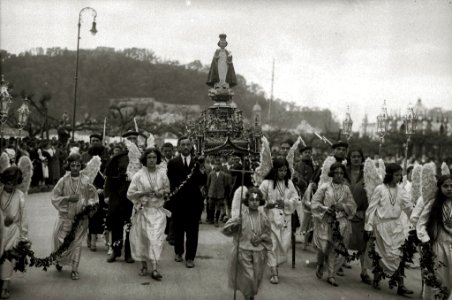 Procesión de Santa Teresa por las calles Fuenterrabía, Reyes Católicos, avenida de la Libertad y Easo (4 de 4) - Fondo Car-Kutxa Fototeka
