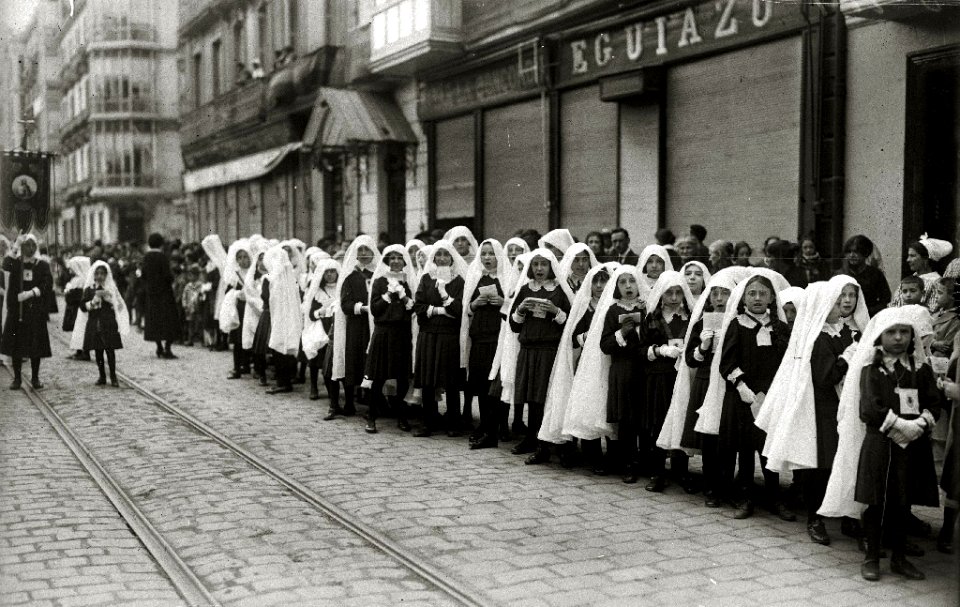 Procesión del Corpus que atraviesa las calles Hernani y Loiola y se dirige a la Catedral del Buen Pastor (1 de 5) - Fondo Car-Kutxa Fototeka