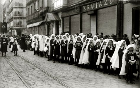 Procesión del Corpus que atraviesa las calles Hernani y Loiola y se dirige a la Catedral del Buen Pastor (1 de 5) - Fondo Car-Kutxa Fototeka