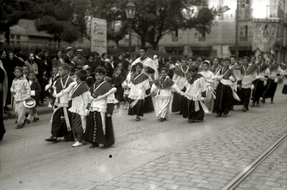 Procesión del Corpus que atraviesa las calles Hernani y Loiola y se dirige a la Catedral del Buen Pastor (5 de 5) - Fondo Car-Kutxa Fototeka