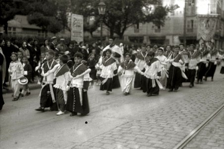 Procesión del Corpus que atraviesa las calles Hernani y Loiola y se dirige a la Catedral del Buen Pastor (5 de 5) - Fondo Car-Kutxa Fototeka