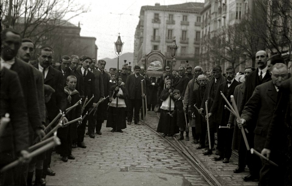 Procesión religiosa a su paso por el Boulevard. El alcalde de San Sebastián Eustaquio Inciarte forma parte en la comitiva (1 de 2) - Fondo Car-Kutxa Fototeka