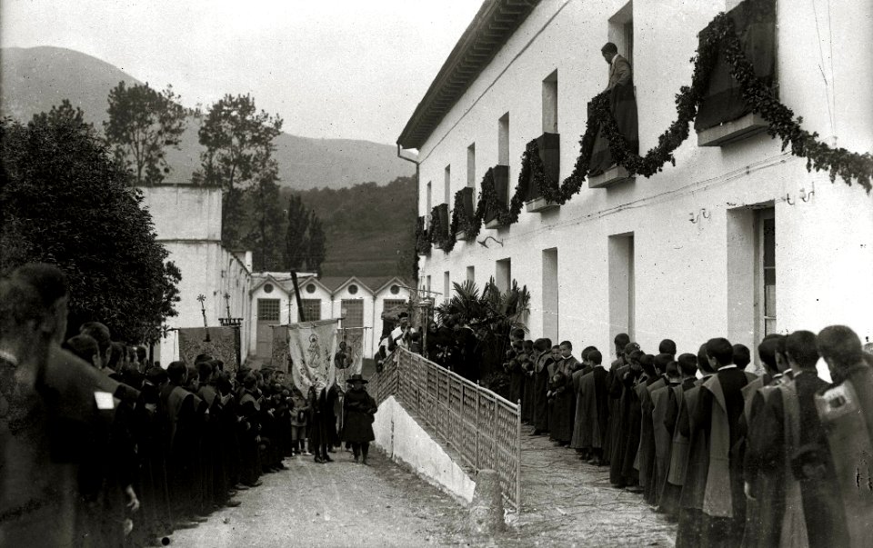 Procesión religiosa en la localidad de Andoain (1 de 3) - Fondo Car-Kutxa Fototeka