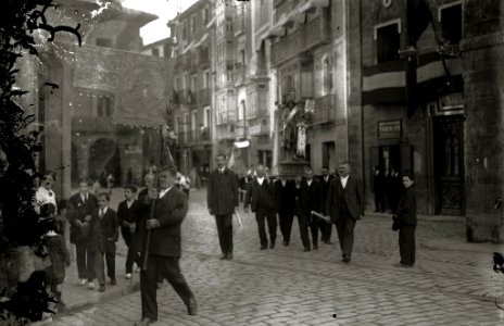 Procesión religiosa junto al Ayuntamiento de Tolosa (2 de 5) - Fondo Car-Kutxa Fototeka