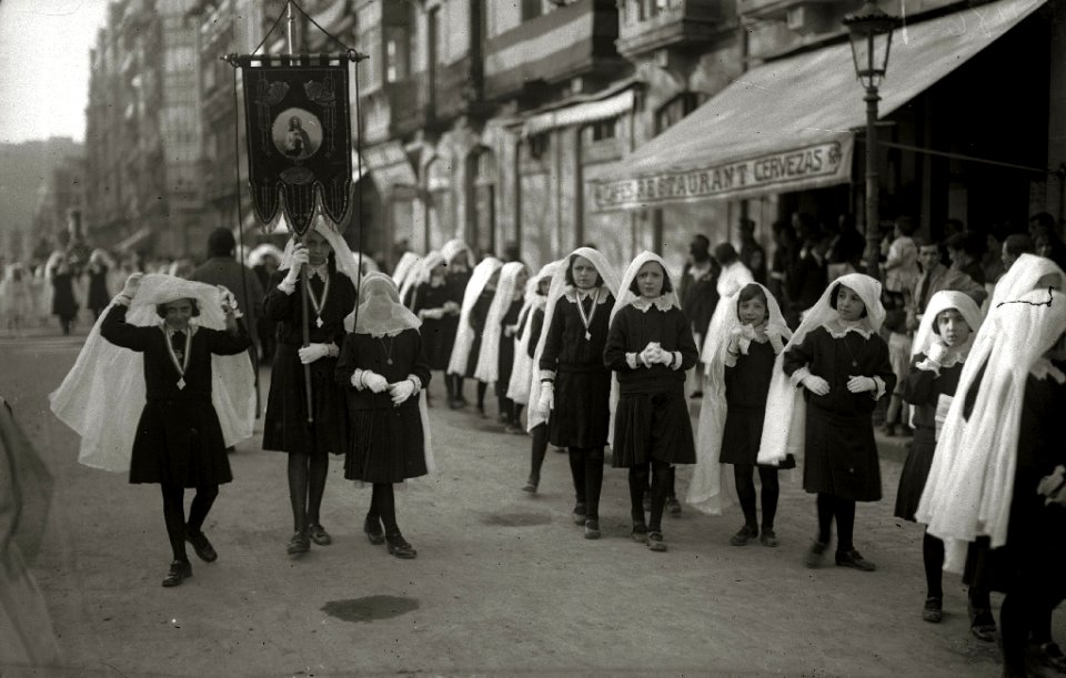 Procesión de Santa Teresa a su paso por la calle Easo (1 de 7) - Fondo Car-Kutxa Fototeka