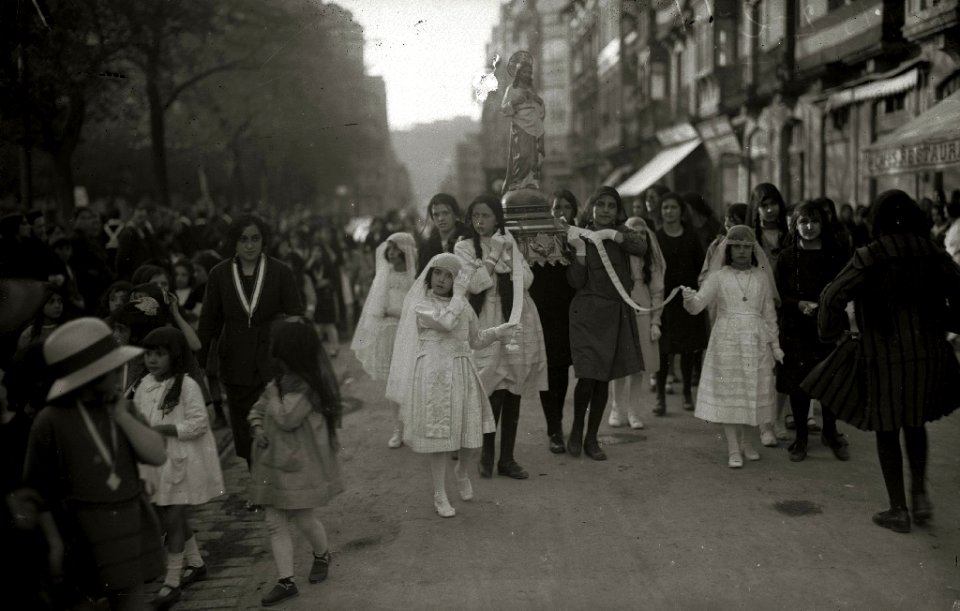 Procesión de Santa Teresa a su paso por la calle Easo (5 de 7) - Fondo Car-Kutxa Fototeka