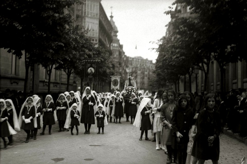Procesión de Santa Teresa por las calles Fuenterrabía, Reyes Católicos, avenida de la Libertad y Easo (2 de 4) - Fondo Car-Kutxa Fototeka
