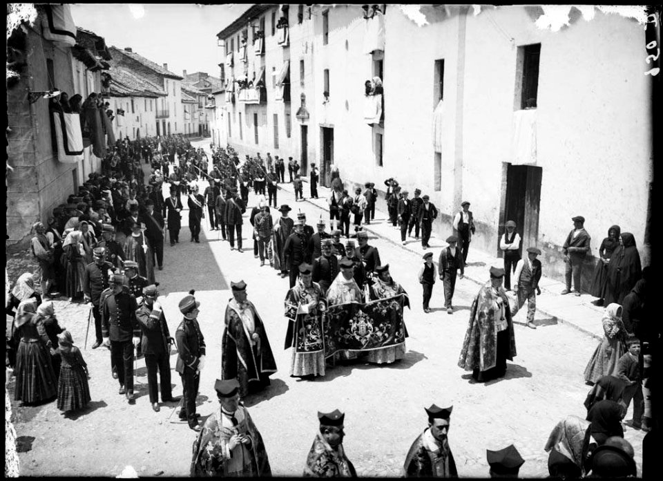 Processó de presentació de Santa Orosia en un carrer de Jaca i sacerdots presidint