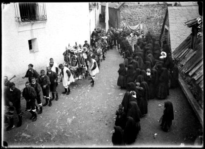 Processó de San Fabián amb els sacerdots sota pal·li a la plaça de Gistaín