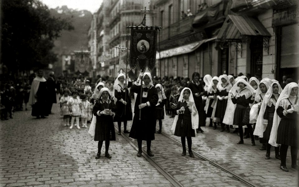Procesión del Corpus que atraviesa las calles Hernani y Loiola y se dirige a la Catedral del Buen Pastor (3 de 5) - Fondo Car-Kutxa Fototeka