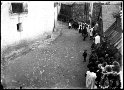 Processó en un carrer de Gistaín en honor a San Fabián