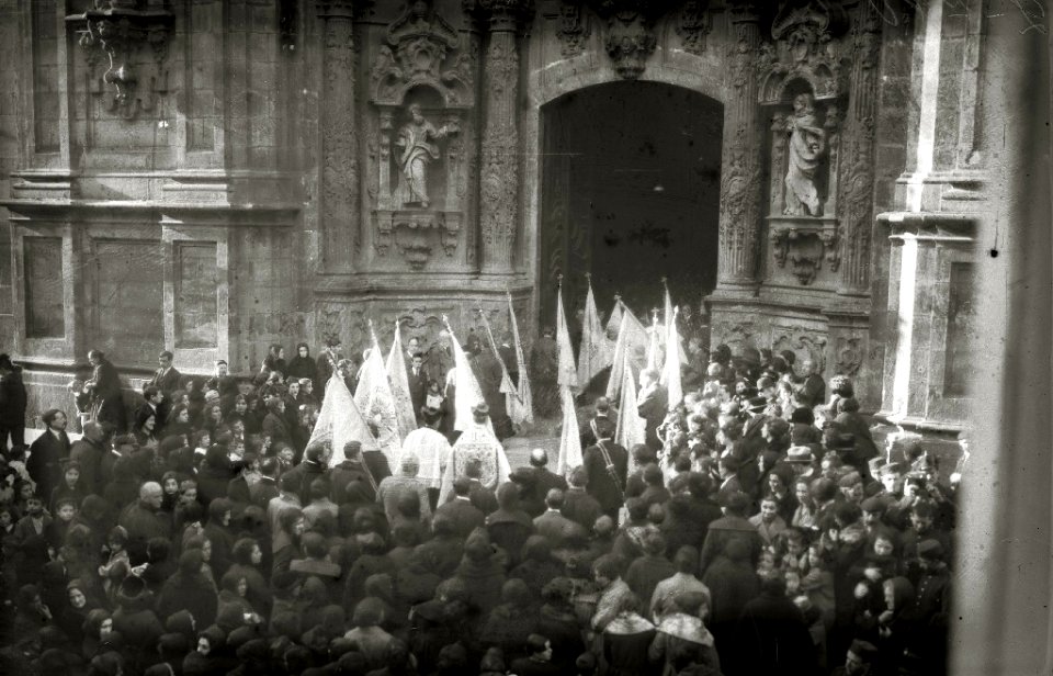 Procesión religiosa dirigiéndose a la iglesia de Santa María (1 de 2) - Fondo Car-Kutxa Fototeka