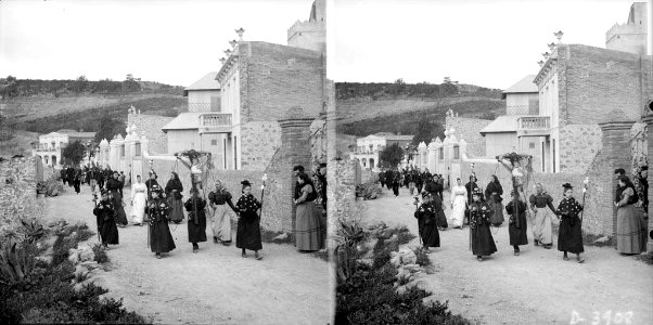 Processó en un carrer del barri del Coll de Barcelona (AFCEC BORDAS D 3908)