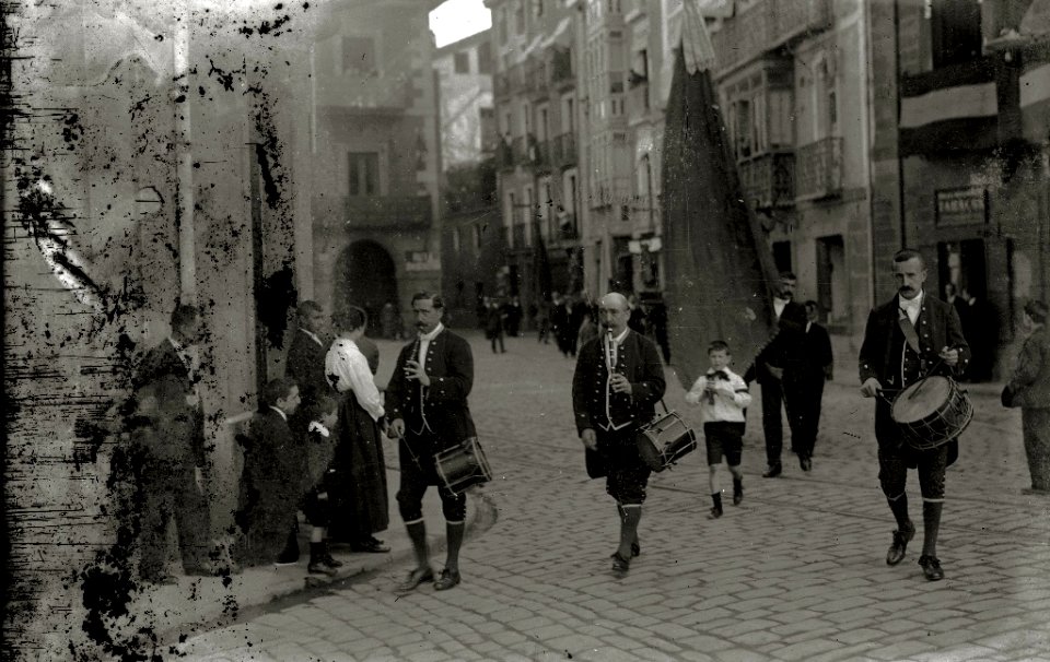 Procesión religiosa junto al Ayuntamiento de Tolosa (4 de 5) - Fondo Car-Kutxa Fototeka