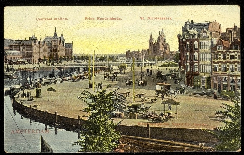 Prins Hendrikkade 6-9, links het Open Havenfront en het Centraal Station op het Stationsplein, Afb ANWU01749000011