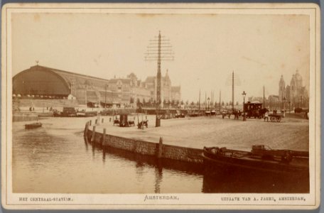 Prins Hendrikkade en Open Havenfront gezien in oostelijke richting, met links het Centraal Station Rechts op de achtergrond 010005001624 photo