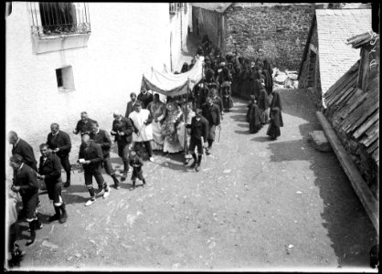 Processó amb els sacerdots sota pal·li a la plaça de Gistaín