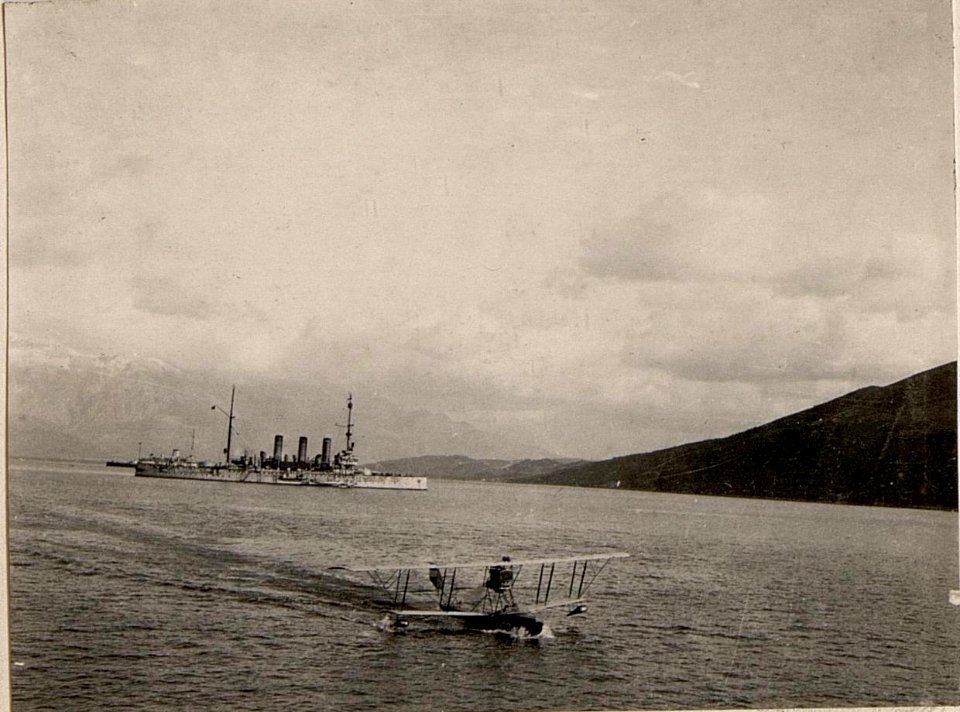 Produktion des Hydroplanes M. 39 Aufgenommen in den Gewässern vor Bavsic (Borche) am 23. Februar 1916. (BildID 15532577)
