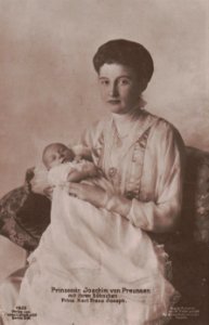 Prinzessin Joachim von Preußen mit ihrem Söhnchen Prinz Karl Franz Joseph