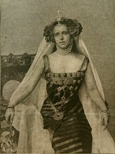 Princezna rumunská Marie v kroji byzantinském s korunou na hlavě