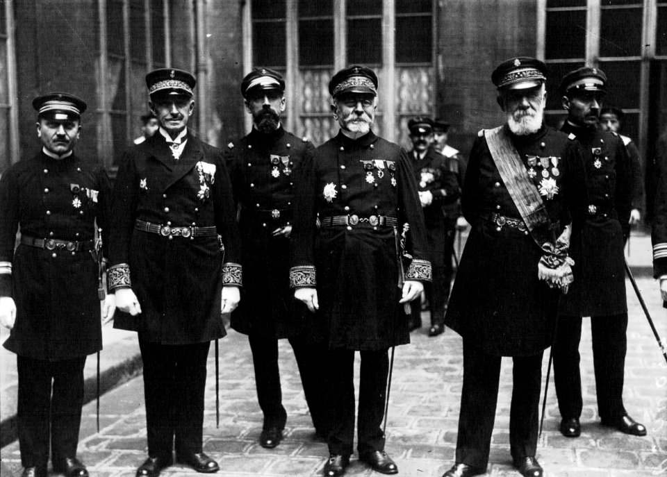 Prise d'armes, ministère de la Marine - à droite, Amiral Merveilleux du Vignaux ; à côté le controleur général Laure