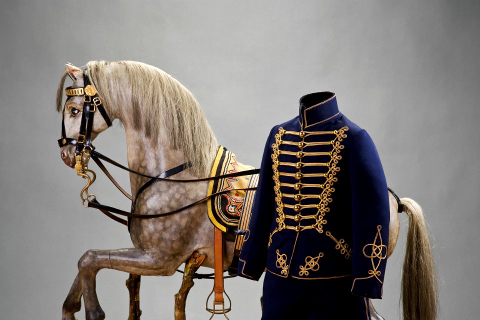 Prins Gustav Adolf: Husaruniform barn. Karl XV: Gunghäst - Livrustkammaren - 86143
