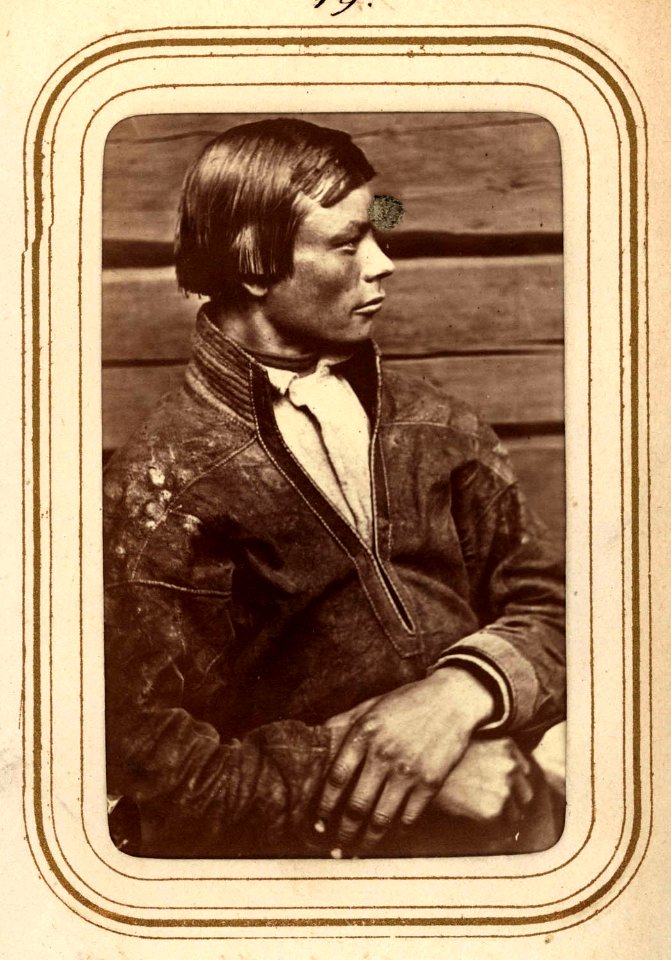 Profilporträtt av samen Pava Lars Nilsson Tuorda, 24 år, Tuorpons sameby. Lotten von Düben 1868 - Nordiska Museet - NMA.0033101 1