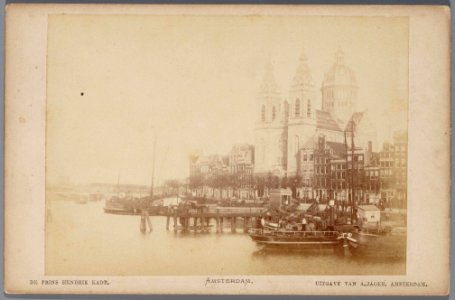 Prins Hendrikkade 65-88 (van rechts naar links), met op nummer 76 de rooms-katholieke St Nicolaaskerk 010005001630 photo