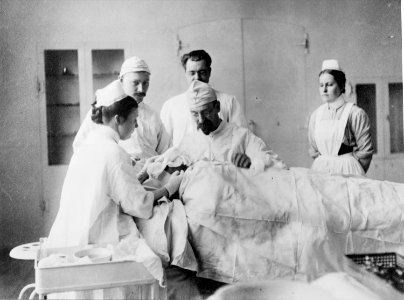 Professor Jacques Borelius utför en operation vid Lunds kirurgiska klinik - Nordiska Museet - NMA.0041342