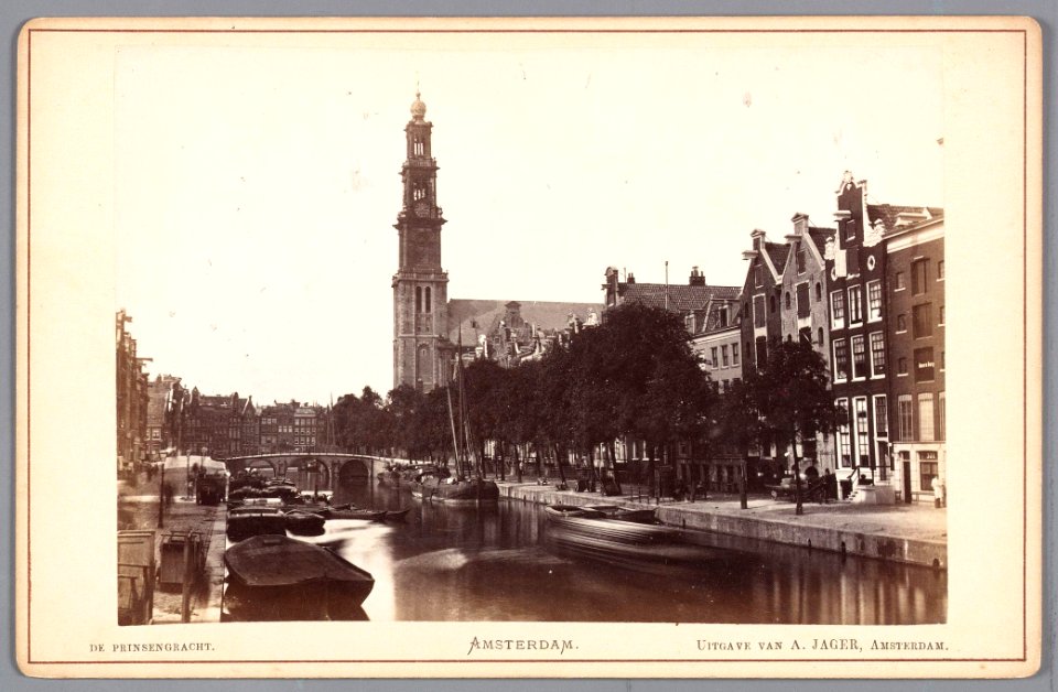 Prinsengracht gezien in noordelijke richting vanaf de Reestraat naar de Westermarkt en de toren van de Westerkerk 010005000694