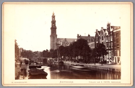 Prinsengracht gezien in noordelijke richting vanaf de Reestraat naar de Westermarkt en de toren van de Westerkerk 010005000694