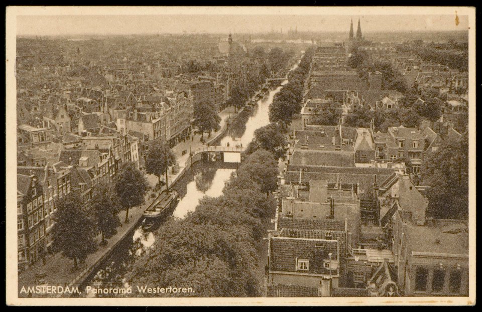 Prinsengracht gezien vanaf de Westertoren richting afgesloten IJ met op de achtergrond de Posthoornkerk aan de Haarlemmerstraat, Afb PBKD00111000007