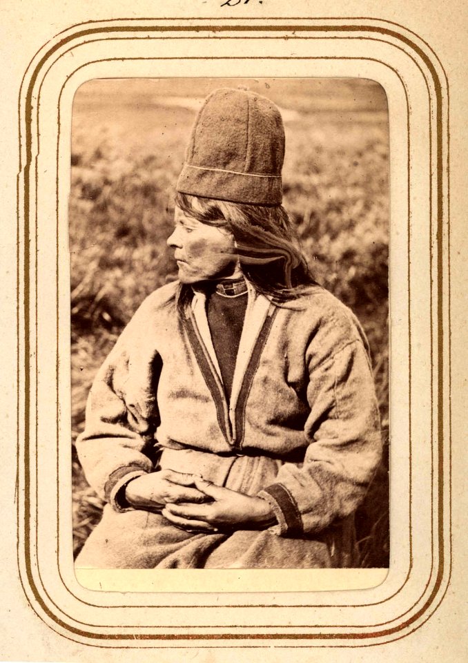 Profilporträtt av änkan Ristin Menlös f. Pantsi, 44 år, Tuorpons sameby. Lotten von Düben 1868 - Nordiska Museet - NMA.0033103 1