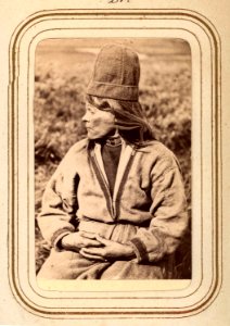 Profilporträtt av änkan Ristin Menlös f. Pantsi, 44 år, Tuorpons sameby. Lotten von Düben 1868 - Nordiska Museet - NMA.0033103 1