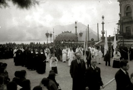 Procesión con el Santísimo bajo palio pasando por los jardines de Alderdi Eder, delante del Ayuntamiento de San Sebastián (1 de 1) - Fondo Car-Kutxa Fototeka