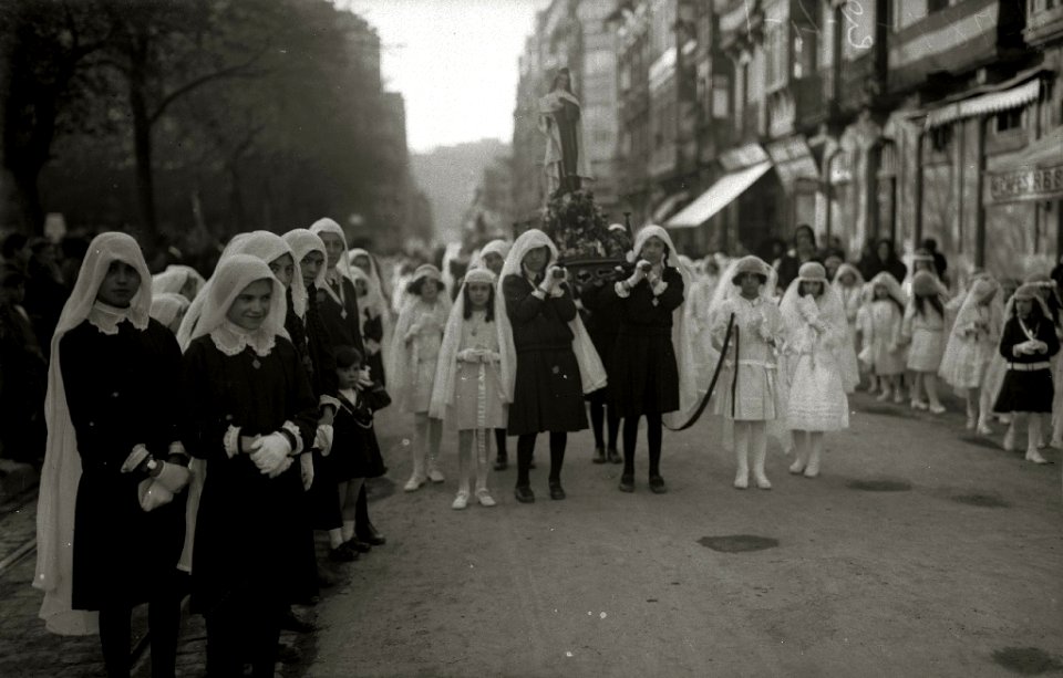 Procesión de Santa Teresa a su paso por la calle Easo (2 de 7) - Fondo Car-Kutxa Fototeka