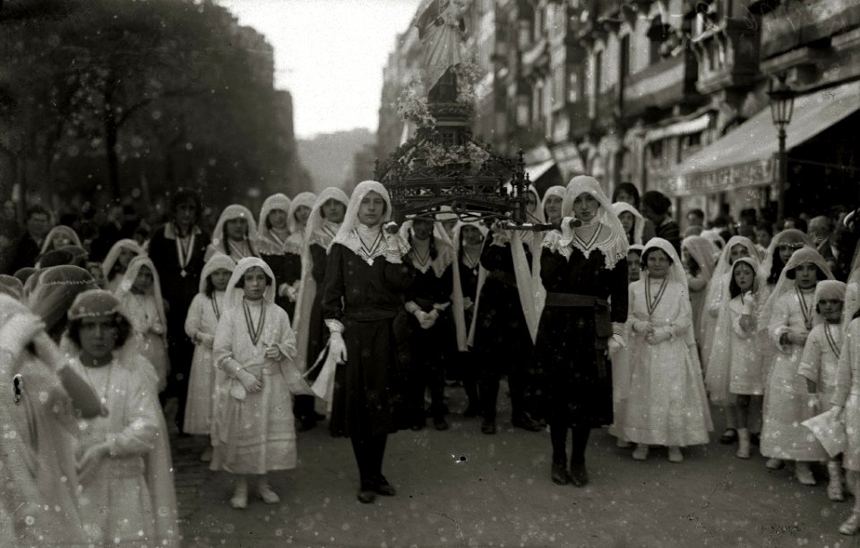 Procesión de Santa Teresa a su paso por la calle Easo (6 de 7) - Fondo Car-Kutxa Fototeka