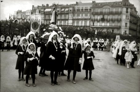 Procesión de Santa Teresa por las calles Fuenterrabía, Reyes Católicos, avenida de la Libertad y Easo (3 de 4) - Fondo Car-Kutxa Fototeka