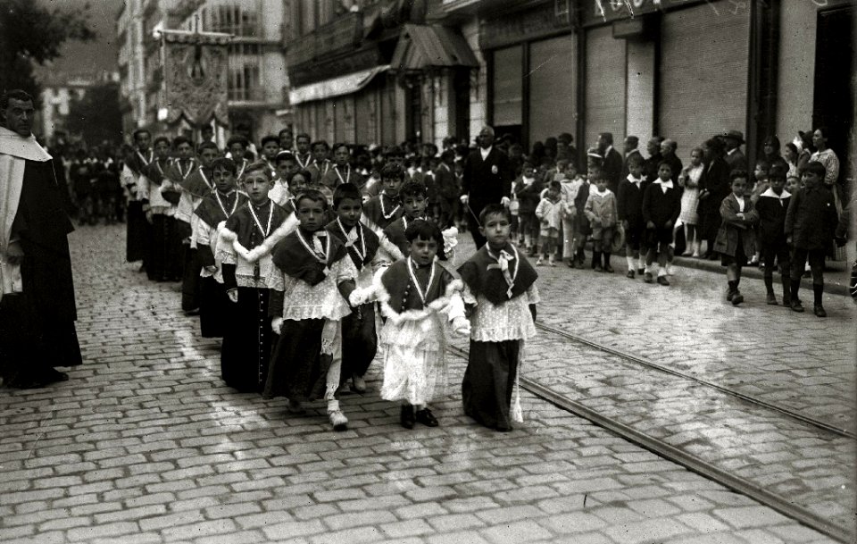Procesión del Corpus que atraviesa las calles Hernani y Loiola y se dirige a la Catedral del Buen Pastor (4 de 5) - Fondo Car-Kutxa Fototeka