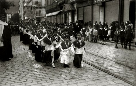 Procesión del Corpus que atraviesa las calles Hernani y Loiola y se dirige a la Catedral del Buen Pastor (4 de 5) - Fondo Car-Kutxa Fototeka