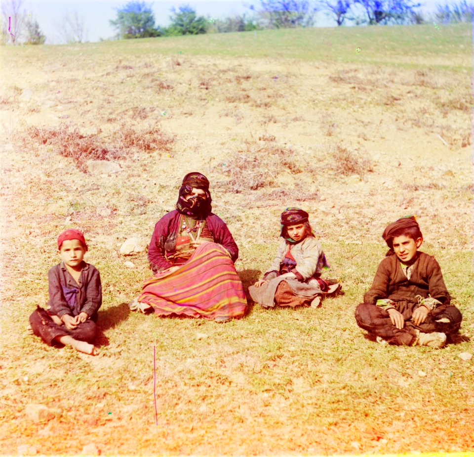 Prokudin-Gorsky. Kurd woman with children. (Artvin)