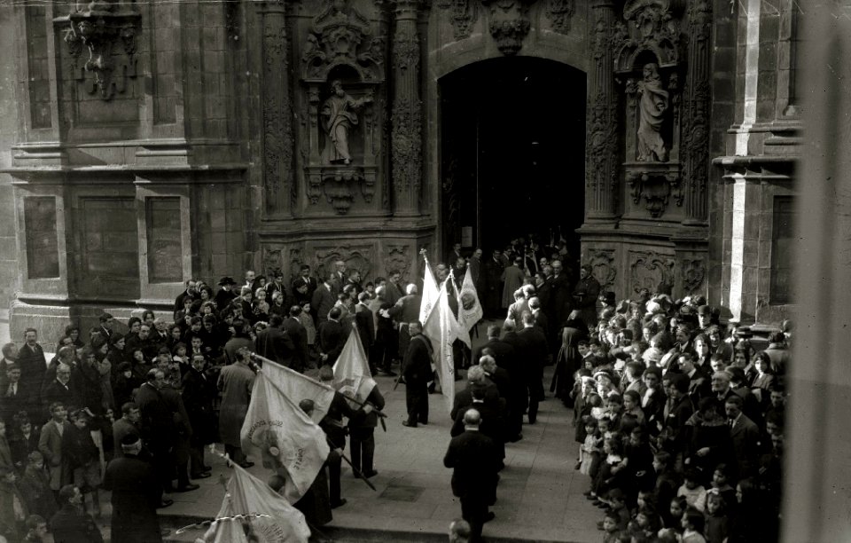 Procesión religiosa dirigiéndose a la iglesia de Santa María (2 de 2) - Fondo Car-Kutxa Fototeka