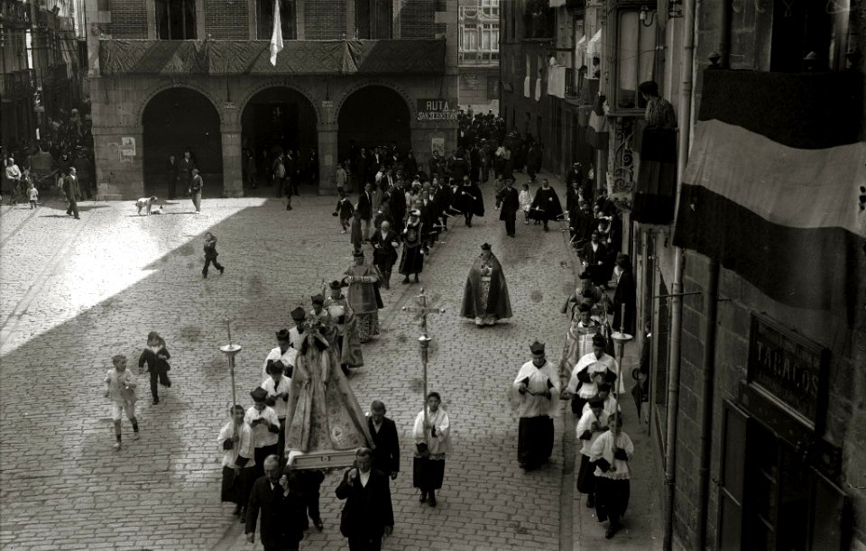 Procesión religiosa junto al Ayuntamiento de Tolosa (1 de 5) - Fondo Car-Kutxa Fototeka