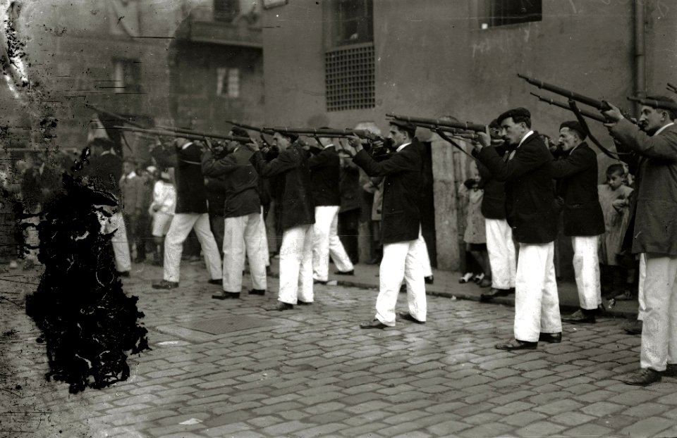 Procesión religiosa junto al Ayuntamiento de Tolosa (5 de 5) - Fondo Car-Kutxa Fototeka