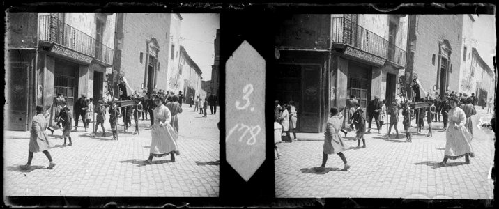 Processó en motiu de la festa del Carquinyoli, per Sant Albert, passant per davant del monestir de Santa Clara destruït el 1936 photo