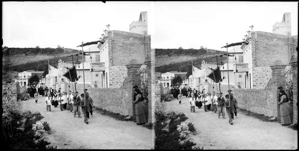 Processó en un carrer del barri del Coll de Barcelona (AFCEC BORDAS D 3905)